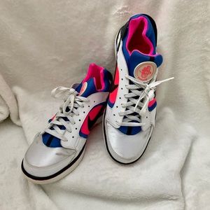 NIKE WOMEN’s HUARACHE SNEAKERS SZ 8